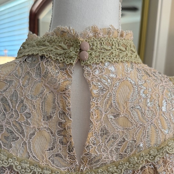 Elegant Lace Blouse Pearl/Tan - Picture 6 of 14